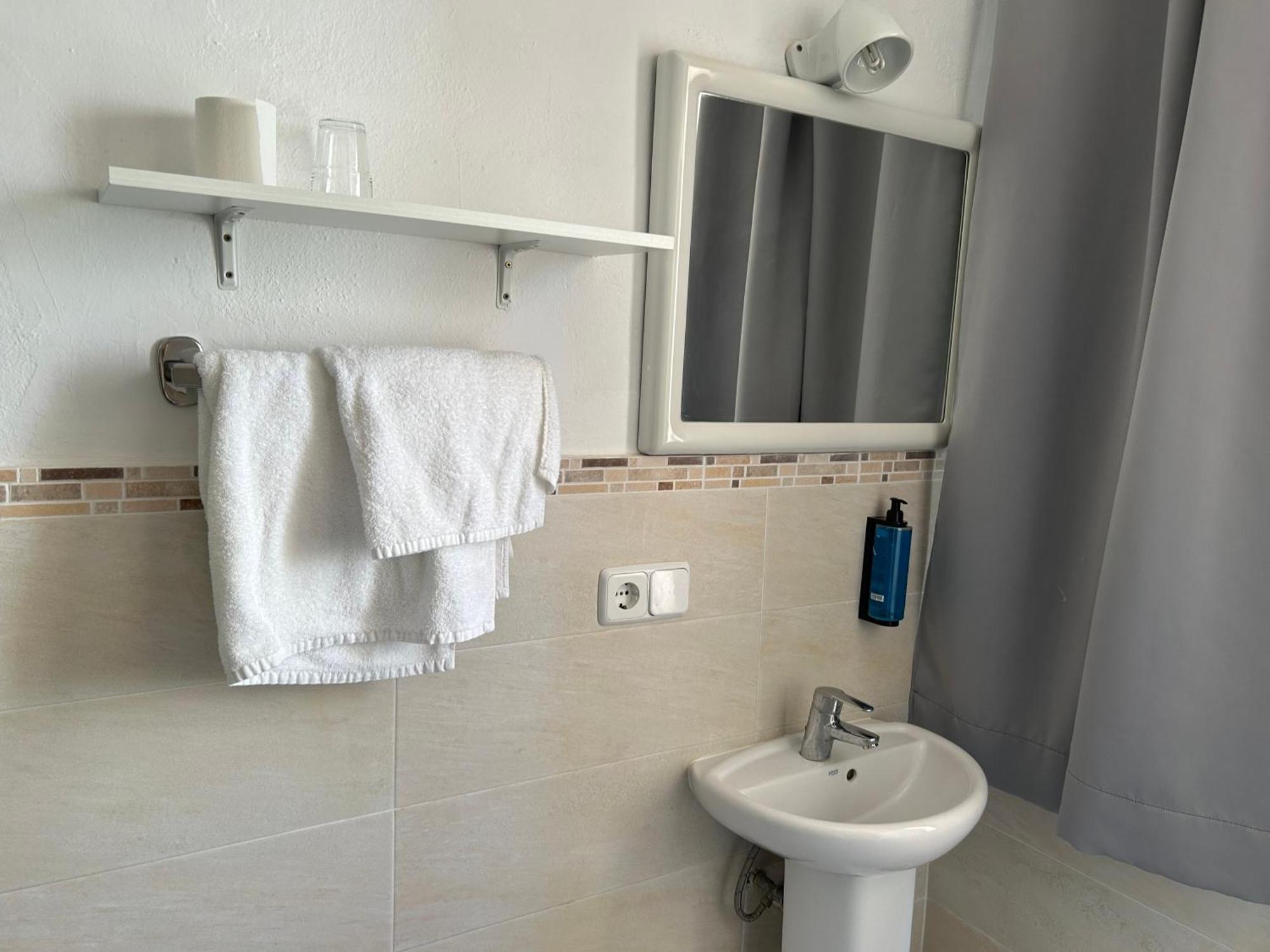 ホテル ホスタル サン テルモ Cala Major  部屋 写真